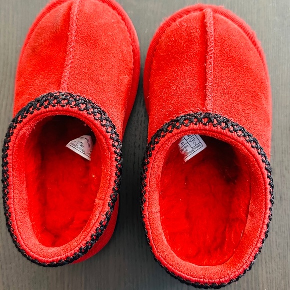 Red toddler uggs size 8 - Picture 1 of 3